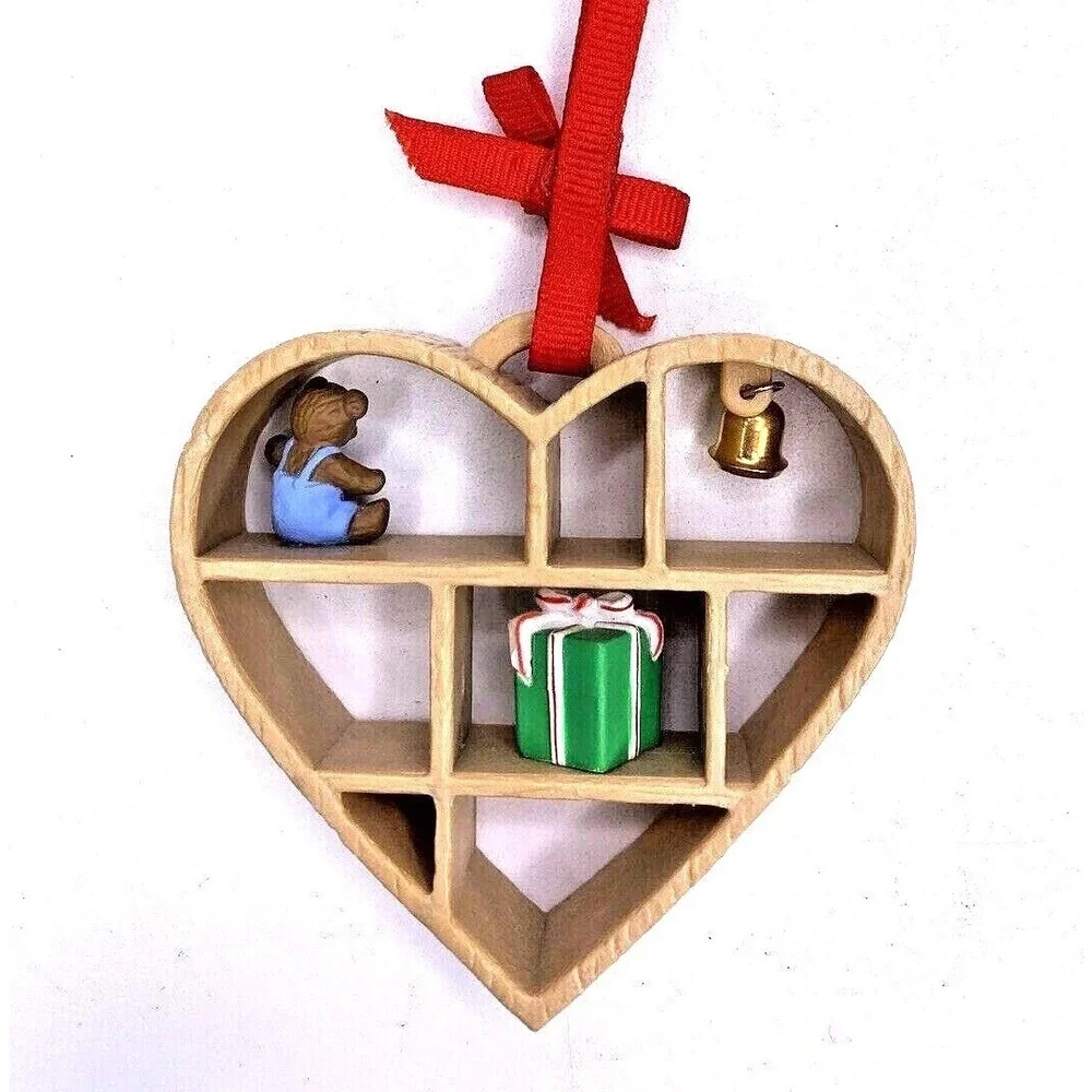 Hallmark 1986 LOVING MEMORIES ORNAMENT Heart Shaped‎ Shadow Box